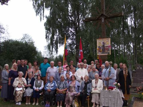 Butėniečiai savosios šventės proga susitiko ant istoriškai brangios, amžių atmintį saugančios smilčių kalvos -  kaimo kapinaitėse.