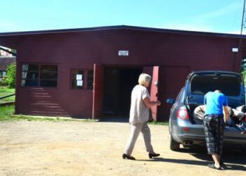 Penktadienį pradėjusiame veikti Anykščių obuolių supirkimo punkte eilių nebuvo, didelių sodų savininkai ėmė didmaišius ir supirkėją kvietėsi į namus. Autoriaus nuotr.
