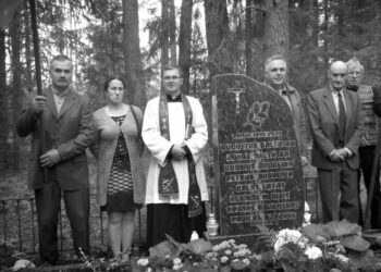 Pagarbios atminties akimirka Sliepšiškio kapinėse - Šimonių girios partizanų panteone, prie Povilo Barono - Briedžio kapavietės. Iš kairės: Jonas Neniškis, Rimutė Gaigalaitė, kun. Raimundas Simonavičius, Petras Baronas, Alfredas Baronas ir Albertas Baronas.