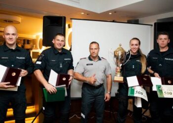Lietuvos policijos generalinis komisaras Linas Pernavas ir konkurso nugalėtojų - Kauno apskrities vyriausiojo policijos komisariato komanda. Nuotrauka iš Lino PERNAVO "Facebook"-o