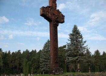 1989-aisiais pastatyto paminklo - kryžiaus autoriai - garsiausi Anykščių tautodailininkai Liudas Tarabilda ir  Jonas Tvardauskas.