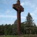 1989-aisiais pastatyto paminklo - kryžiaus autoriai - garsiausi Anykščių tautodailininkai Liudas Tarabilda ir  Jonas Tvardauskas.
