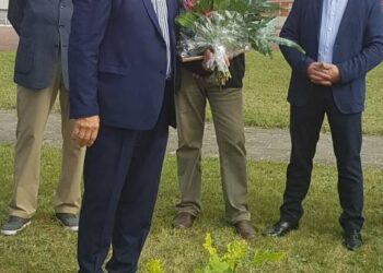 Ąžuoliukas – stiprybės ir galios simbolis - Anykščių vadovų klubo narių padėka ligoninės vyriausiajam gydytojui Daliui Vaiginui.