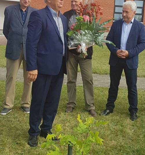 Ąžuoliukas – stiprybės ir galios simbolis - Anykščių vadovų klubo narių padėka ligoninės vyriausiajam gydytojui Daliui Vaiginui.