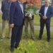 Ąžuoliukas – stiprybės ir galios simbolis - Anykščių vadovų klubo narių padėka ligoninės vyriausiajam gydytojui Daliui Vaiginui.