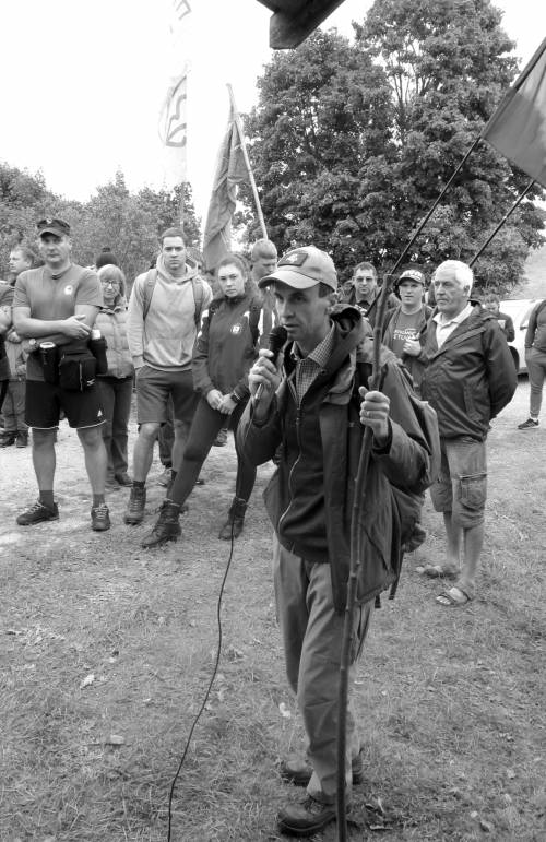 Fotografijose - Žygio partizanų takais starto akimirkos Liudvikos ir Stanislovo Didžiulių sodyboje-muziejuje Griežionėlėse. Antano VERBICKO nuotr.