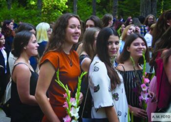 Anykščių Jono Biliūno gimnazijos mokiniai tradiciškai mokslo metus pradėjo pamoka Laimės žiburio papėdėje.Alfredo MOTIEJŪNO nuotr.