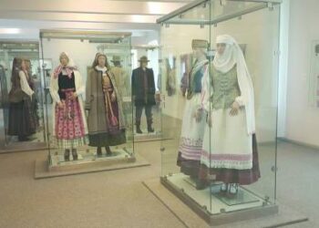 Moterų ir vyrų tautiniai kostiumai priklausomai nuo etninio regiono turtingumo ir tradicijų skyrėsi spalvomis, raštais ir siluetais.