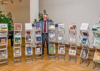Puikiai plunksną valdantis rašytojas Rimantas Povilas Vanagas prie savo išleistų knygų. Nuotr. Alfredo MOTIEJŪNO