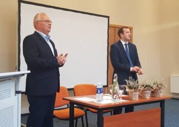 Vienas jauniausių ministrų  28 - erių Virginijus Sinkevičius  sakė registravęs pataisą, kad apvali mediena iš valstybinių miškų nebūtų išvežama į užsienį. Medieną turi apdirbti mūsų šalies lentpjūvės. Gražinos ŠMIGELSKIENĖS nuotr.