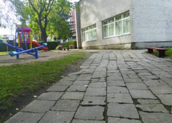 Anykščių vaikų lopšelis – darželis „Eglutė“  remonto darbų prašosi tiek viduje, tiek  savo išorėje.