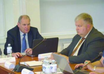Vengdamas nepatogių žurnalistų klausimų, Anykščių rajono savivaldybės administracijos direktorius Audronius Gališanka (kairėje) panoro bendrauti keistoka forma – pranešimais spaudai, o jo pavaduotojo Ramūno Blazarėno įsitikinimu tai, kad savivaldybė darbo laiku šventė, nėra nieko blogo.