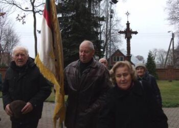 Šventinės eisenos priešakyje bendražygiai - Napoleonas Kalibatas, Algirdas Cibas ir Prima Petrylienė.