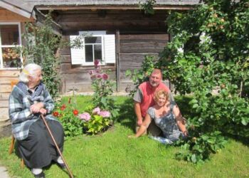 Gera būdavo signatarui Jonui Šimėnui sugrįžti į gimtąjį Papilių kaimą, kai ten laukdavo a.a. mama Stasė Šimėnienė. Nuotraukos iš asmeninio Jono Šimėno albumo