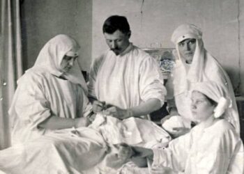 Pirmasis faktinis Anykščių savivaldybės vadovas gydytojas Adomas Laskauskas jo jaunystės laikų nuotraukoje išliko tik dirbantis operacinėje.