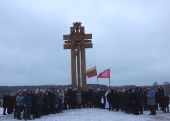 Moliakalnio kryžiaus pašventinime dalyvavo apie du šimtai kraštiečių bei bičiulių.