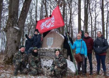 Prie paminklinio akmens, lietuvių šaulių kautynėms su sovietų kariuomene 1944 m. liepos mėnesį atminti.