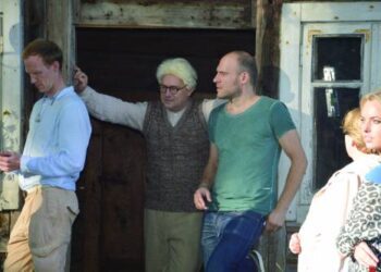Vaižganto vaidmens atlikėjas aktorius Ramūnas Cicėnas (centre) kartu su  režisieriumi Eimantu Belicku (dešinėje) Malaišiuose prie Grižų trobos.