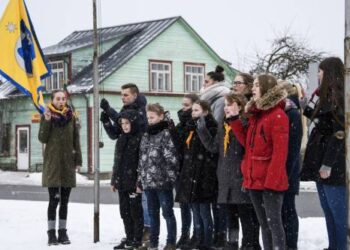 Svėdasų skautų pareiga ir garbė - iškelti vėliavą prie Nepriklausomybės koplytstulpio švenčių proga.