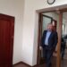Deklaravęs kovą su korupcija ir per savo kadenciją atsisveikinęs su daugeliu savivaldybės administracijos ir savivaldybei pavaldžių įmonių darbuotojų, o rinkimų šūkiu pasirinkęs „Bitės dirba! Nevagia ir nemeluoja!“, dabar yra sulaikytas ir savo kabinete, Anykščių rajono savivaldybėje, kalbasi su STT pareigūnais.
