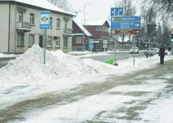 Sniegas Anykščių A.Baranausko aikštėje pirmadienį, sausio 7-ąją.