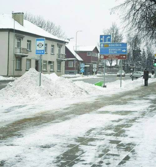 Sniegas Anykščių A.Baranausko aikštėje pirmadienį, sausio 7-ąją.
