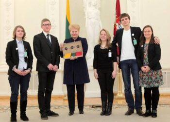 LR Prezidentė Dalia Grybauskaitė už išradingą Vasario 16- osios šventimą apdovanojo kurkliškius -  įteikė jiems Trispalvę.LR Prezidentūros nuotr.