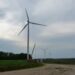 Kiekviena iš dabar Kurklių seniūnijoje veikiančių vėjo elektrinių skleidžia 106 decibelų garsą. Dalis naujojo parko elektrinių bus tokio pat triukšmingumo kaip jau esančios, o kita dalis, esanti arčiau sodybų, turėtų burgzti tyliau.
