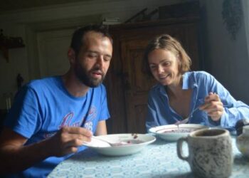 ,,Miško festivalio” organizatorė Simona Vaitkutė su vyru, ,,žaliosios mokyklos” mokytoju Joel Mowdy sodyboje Inkūnuose.