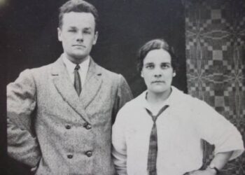 Didysis Pajuostinio žvejas Jonas Binkys su seserimi Uršule apie 1925 – uosius.