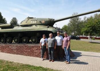 Anykščių rajono delegacija prie tanko, kuris Klecko nuo fašistų nevadavo. Jis debiutavo parade Berlyne, sąjungininkams švenčiant pergalę prieš Vokietiją 1945 metais.