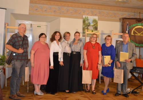 Prisiminimui bendroje nuotraukoje įsiamžino konferencijos organizatoriai, pranešėjai ir literatūrinės - muzikinės kompozicijos atlikėjos ( iš kairės į dešinę) svėdasiškis muziejininkas Raimondas Guobis, Kupiškio etnografijos muziejaus direktorė Violeta Aleknienė, aktorė ir režisierė Virginija Kochanskytė, muzikantė Edita Zizaitė, dainininkė Giedrė Zeicaitė, mokslininkė lituanistė Rūta Kazlauskaitė, Adomynės bendruomenės pirmininkė Virginija Pakalniškienė ir Svėdasų krašto (Vaižganto) muziejaus muziejininkas, asociacijos Vaižgantiečių klubas „Pragiedrulys“ pirmininkas Vytautas Bagdonas.Aldonos Bagdonienės nuotrauka.