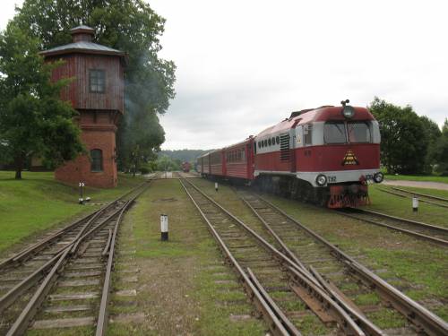 Siaurojo geležinkelio bėgiais pro Anykščius traukiniai dunda jau 120 metų.