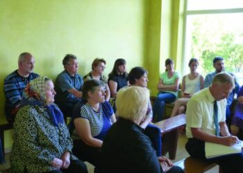 Kurklių seniūnas Algimantas Jurkus (priekyje dešinėje) sako, kad jis nepageidautų vėjo elektrinės, jei ši būtų statoma arčiau nei 2 kilometrai nuo jo namų.