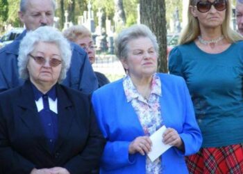 Anykštėnė Rima Lesnikauskienė ( viduryje) sako, kad jai trūksta žodžių žvelgiant į kai kuriuos Anykščių rajono savivaldybės įgyvendinamus projektus.