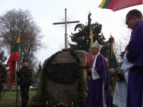 Panevėžio vyskupas emeritas Jonas Kauneckas, padedamas vietinio klebono Midaugo Šakinio, šeštadienį Andrioniškyje pašventino savanorių atminimo ženklus ir paminklą Aukštaitijos partizanams bei jų vadui Antanui Slučkai – Šarūnui.