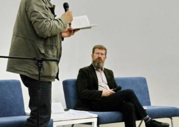 Anykščiai tapo antruoju miestu, kuriame Algirdas Kaušpėdas pristatė savo pirmąją knygą. Išvakarėse knygos pristymas surengtas Ukmergėje.  Alfredo MOTIEJŪNO nuotraukos.