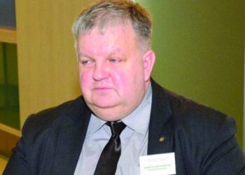 Anykščių rajono savivaldybės administracijos Bendrojo ir ūkio skyriaus vedėjas Ramūnas Blazarėnas sakė, kad savivaldybė nelinkusi pirkti „gryno“ elektromobilio.