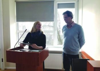Anykščių ligoninės direktorius Audrius Vasiliauskas sakė jaučiąs ,,tendencingos atmosferos įtaką“, o Anykščių rajono savivaldybės gydytoja Vaiva Daugelavičienė skundėsi, kad su kai kuriais ligoninės medikais nerandanti bendros kalbos.