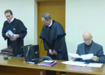 Troškūnų kleboną Saulių Filipavičių (dešinėje) į pirmadienio teismą atlydėjo du advokatai - Rimondas Kuzminas ir Romualdas Miklušas.