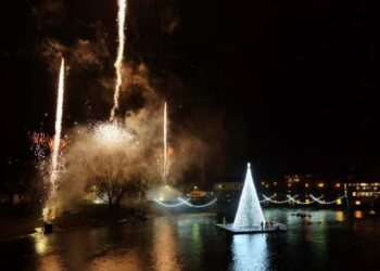 Eglutė ant vandens socialiniuose tinkluose jau vadinama „Baltąja Anykščių snieguole“.