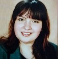 Svėdasų gimnazijos direktorė Kristina Dilienė sakė, kad meniu sudaro maitinimo paslaugą teikiančios bendrovės specialistai, o ji meniu tik patvirtina parašu.