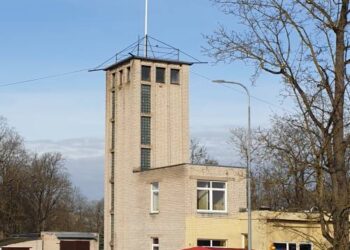 Ant senosios Anykščių gaisrinės bokšto jau sumontuotas 5 metrų stiebas, ant kurio Vasario 16-ąją suplevėsuos istorinė Lietuvos vėliava.