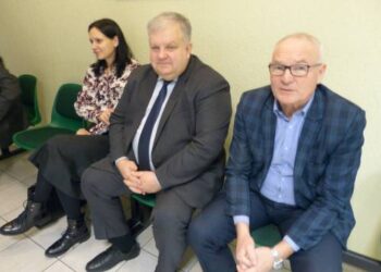 Buvęs Anykščių rajono savivaldybės administracijos direktoriaus pavaduotojas Ramūnas Blazarėnas (viduryje) teisme atskleidė, jog domėjosi, kas ir kokiu reikalu užsuka pas rajono vadovą.