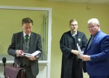 Kaltinamasis, buvęs Anykščių rajono meras Kęstutis Tubis ir jo gynėjai advokatai Arūnas Petrauskas (kairėje) bei Giedrius Danėlius teisme klausėsi STT įrašytų pokalbių.