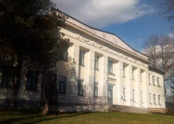 Troškūnų palaikomojo gydymo ir slaugos ligoninės pastatą ketinta atlaisvint, tačiau į šią ligoninę „atėjus“ koronavirusui, pacientai bent dvi savaites į Anykščių ligoninę pervežti nebus.