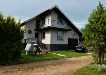 Negyvo kūdikio kūnas rastas šios sodybos kieme Šeimyniškių kaime.