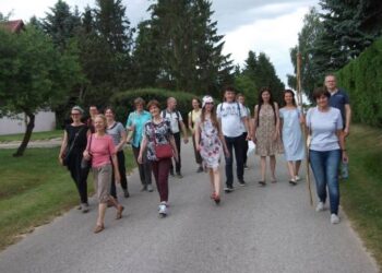 Piligrimai išeina iš Svėdasų į „Didžiojo slėnio žiedą“.