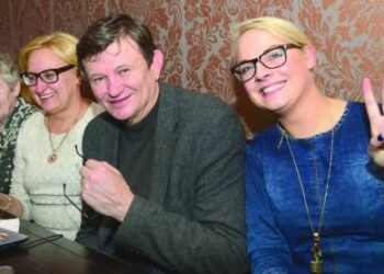 Anykščių rajono konservatorių „grietinėlė“: Anykščių garbės piliečio vardui nominuotas buvęs krepšininkas, buvęs Anykščių rajono mero Sigučio Obelevičiaus patarėjas, o dabar LR Seimo narys Sergejus Jovaiša ir mero S.Obelevičiaus patarėja Gabrielė Griauzdaitė - Patumsienė (dešinėje). Abu politikai šiuo metu reitinguojami bendrame TS - LKD partijos kandidatų į Seimą 2020 - ųjų metų sąraše. G. Griauzdaitė - Patumsienė įrašyta 183 - iąja, o S.Jovaiša - 200- asis.