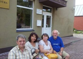 2014 m. vasarą Anykščių senamiestyje susėdo (iš kairės): Borisas Traubas, Vijoleta Vanagienė, Galina Baranikienė ir Rimantas Vanagas. Autorės nuotr.